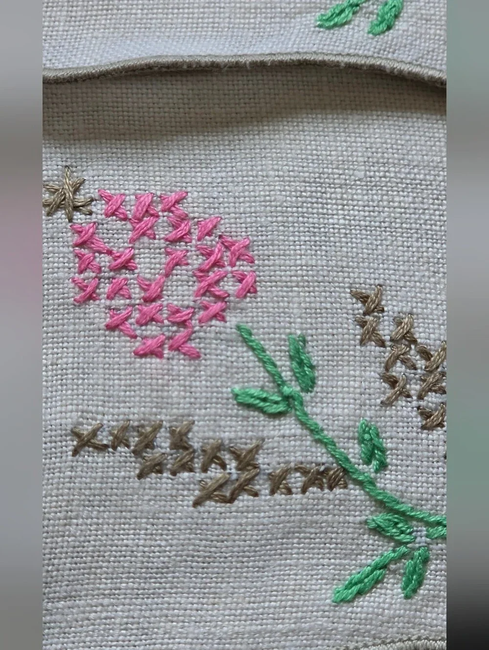 FOUR VINTAGE CROSS STITCHED AND SCALLOPED EDGE NAPKINS